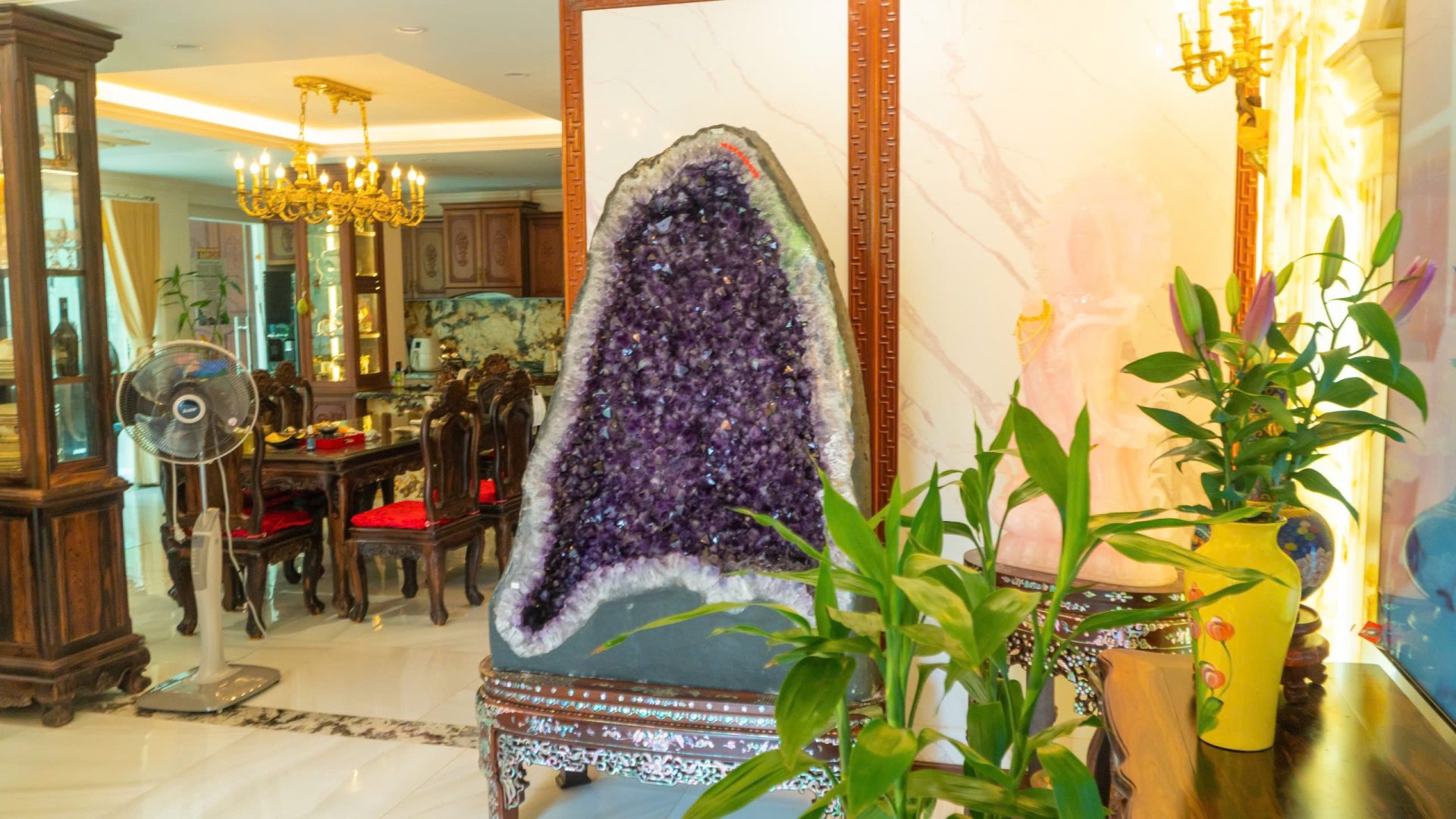 Ảnh cận cảnh Hốc Thạch Anh Tím đạt huy chương vàng