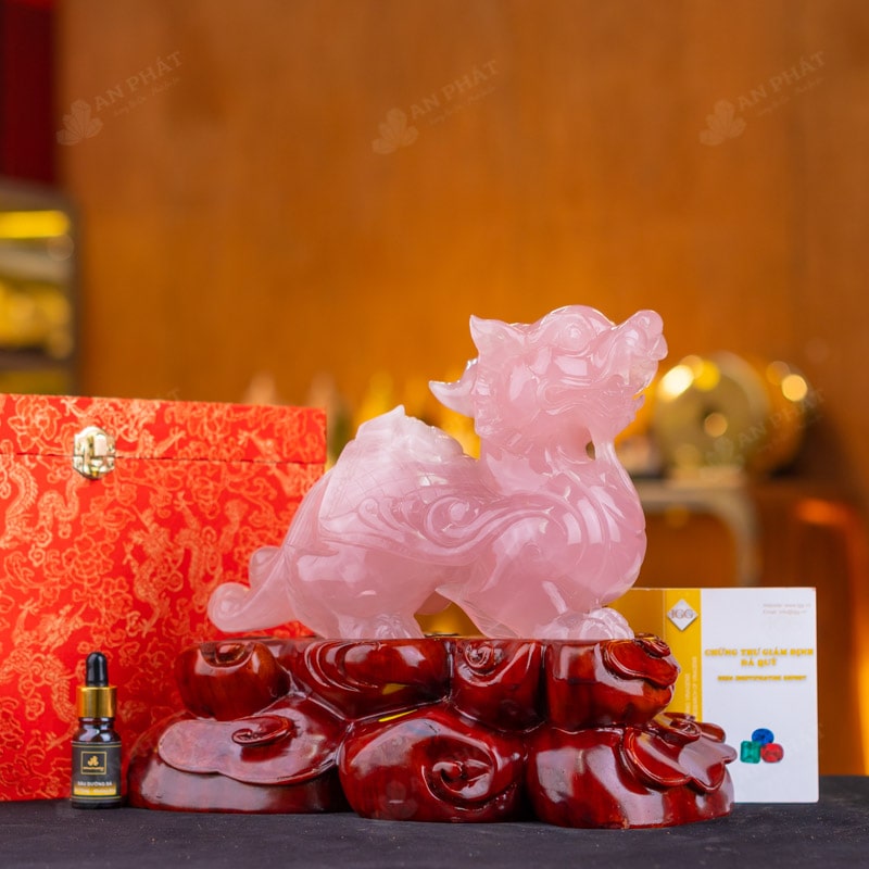 Những vật phẩm phong thủy thường được chế tác từ đá thạch anh hồng