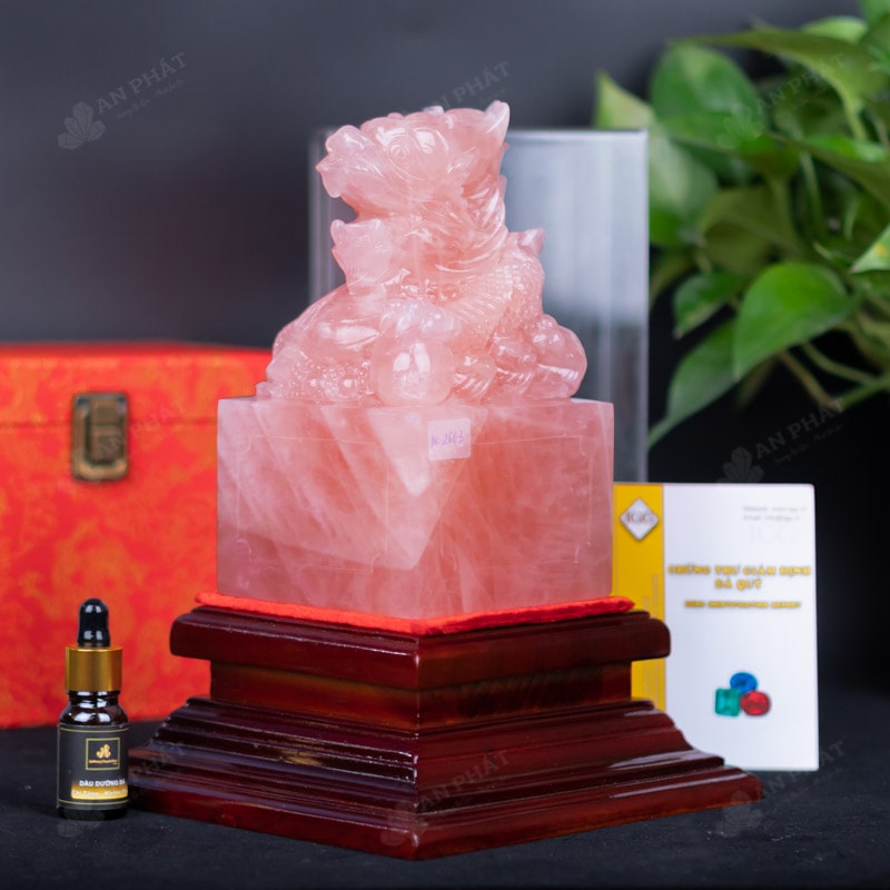 Những vật phẩm phong thủy thường được chế tác từ đá thạch anh hồng