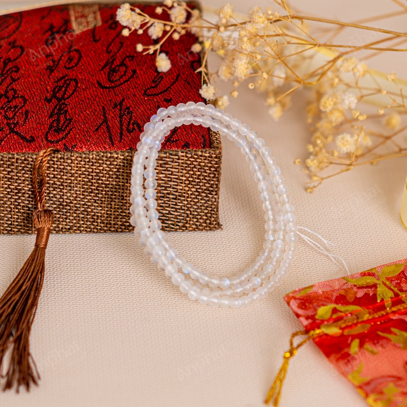 Màu trắng sáng của đá không chỉ hòa hợp với bản mệnh Kim mà còn làm nổi bật nét thanh lịch, dịu dàng đặc trưng của nữ giới