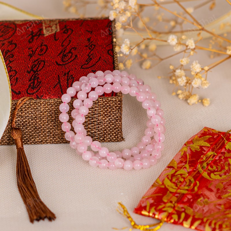 Khi chọn đá phong thủy cho bà bầu, cần ưu tiên loại đá có năng lượng nhẹ, tự nhiên và an toàn như thạch anh hồng hoặc đá mắt hổ