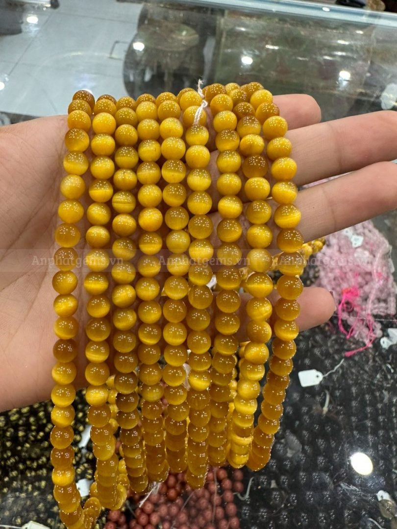 Bà bầu nên đeo vòng đá phong thuỷ ở tay trái để hấp thụ năng lượng một cách tốt nhất
