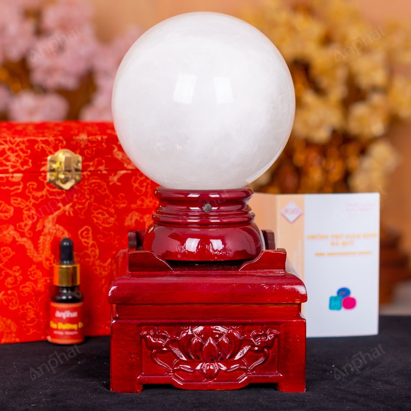 Người mệnh Kim có thể đặt 1 quả cầu đá phong thuỷ tại bàn làm việc để tăng sự tập trung