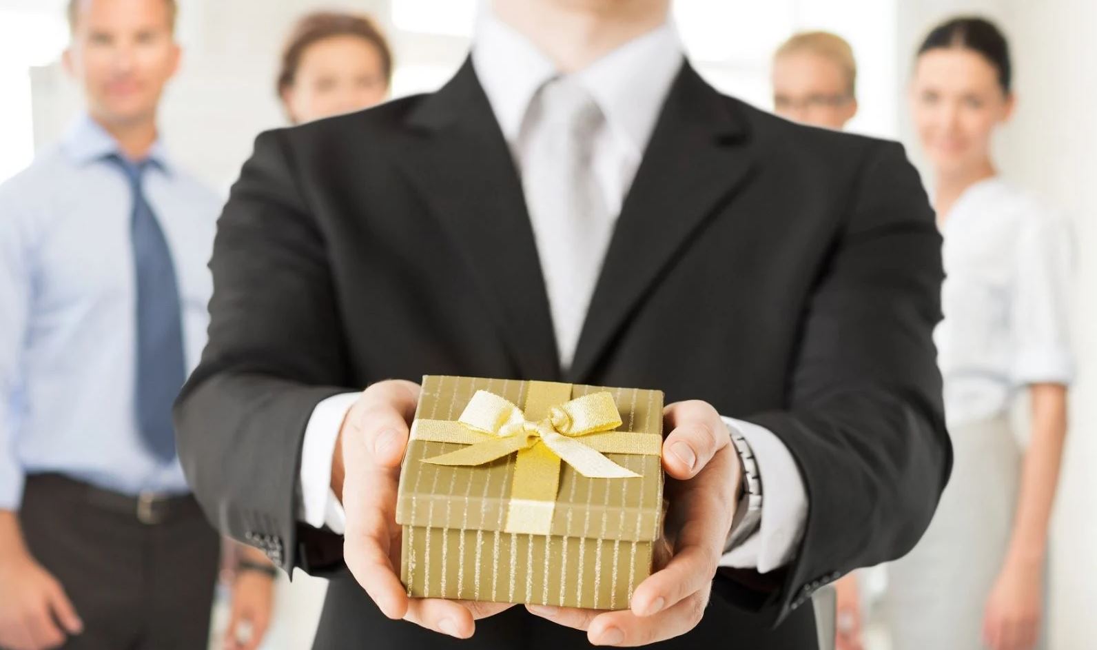 Tặng quà sinh nhật sếp nam là dịp để thể hiện sự tinh tế, khéo léo