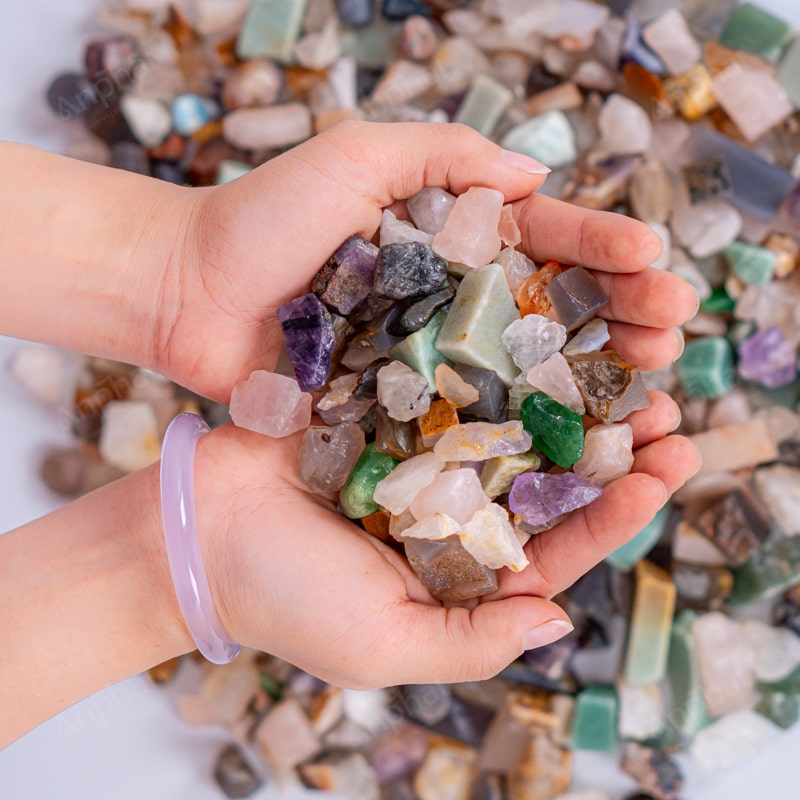 Đá thạch anh vụn ngũ sắc giúp trấn trạch, cân bằng năng lượng và thu hút vượng khí cho ngôi nhà