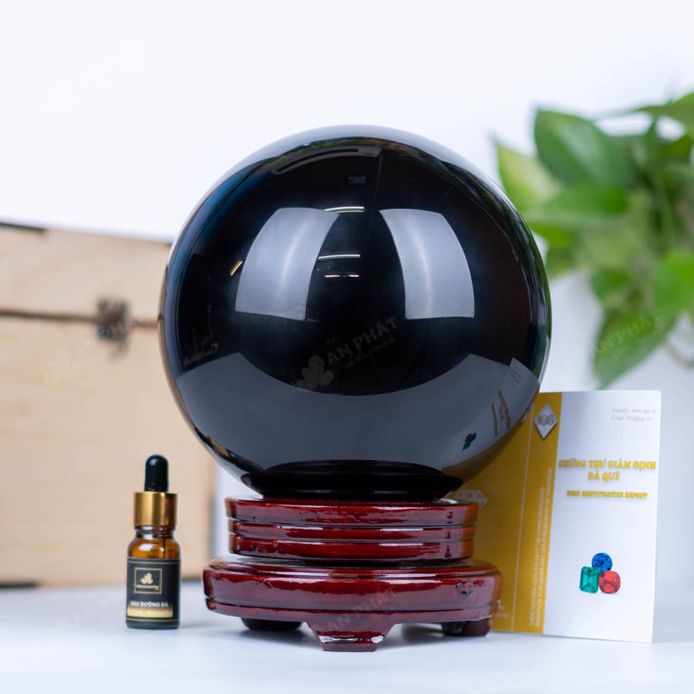 Đá Obsidian hình thành từ dung nham núi lửa nguội nhanh, bề mặt bóng loáng như thủy tin