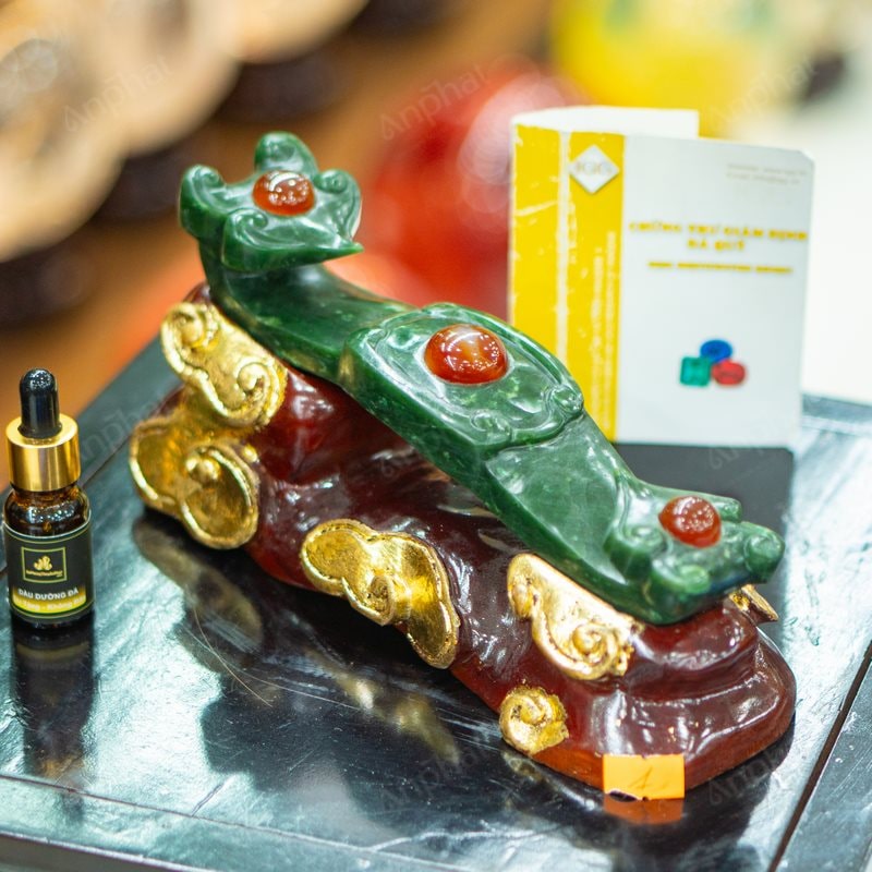 Gậy Như Ý Ngọc Bích tượng trưng cho may mắn, quyền lực và thành công, là món quà hoàn hảo dành tặng sếp nữ