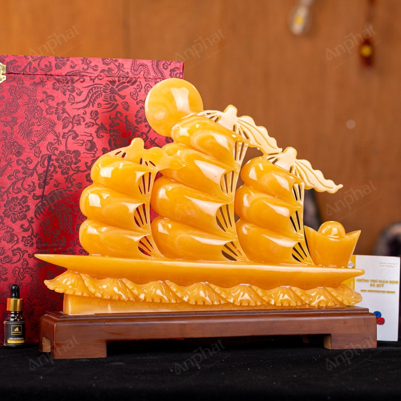Tác phẩm Thuận Buồm Xuôi Gió Ngọc Hoàng Long là món quà tặng sếp nữ mang ý nghĩa thuận lợi, thăng tiến và hanh thông trong công danh sự nghiệp.