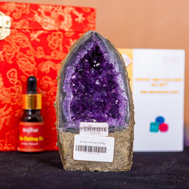 Tặng hốc thạch anh dịp tân gia – điểm nhấn tự nhiên sang trọng, cân bằng không gian