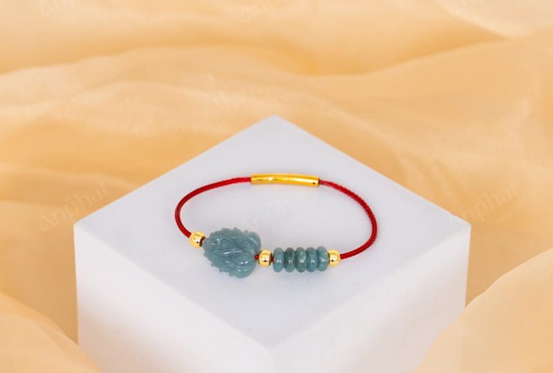 “Đá lam ngọc với sắc xanh dịu sang trọng, lên vòng tay vừa nổi bật vừa thanh lịch