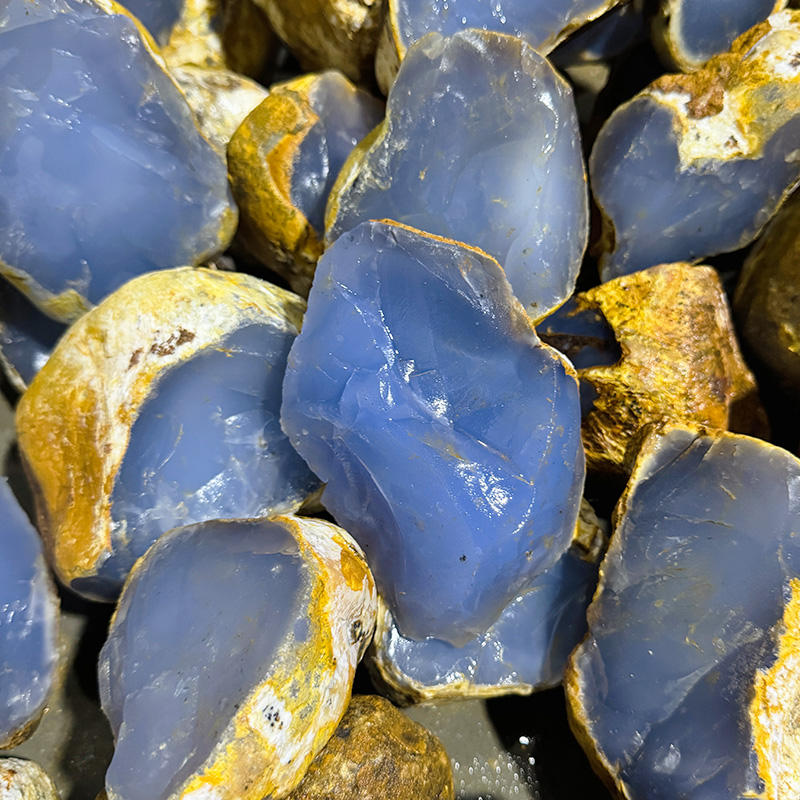 Chalcedony sở hữu sắc xanh dịu nhẹ như bầu trời trong trẻo, kết hợp cùng độ bóng mượt tự nhiên