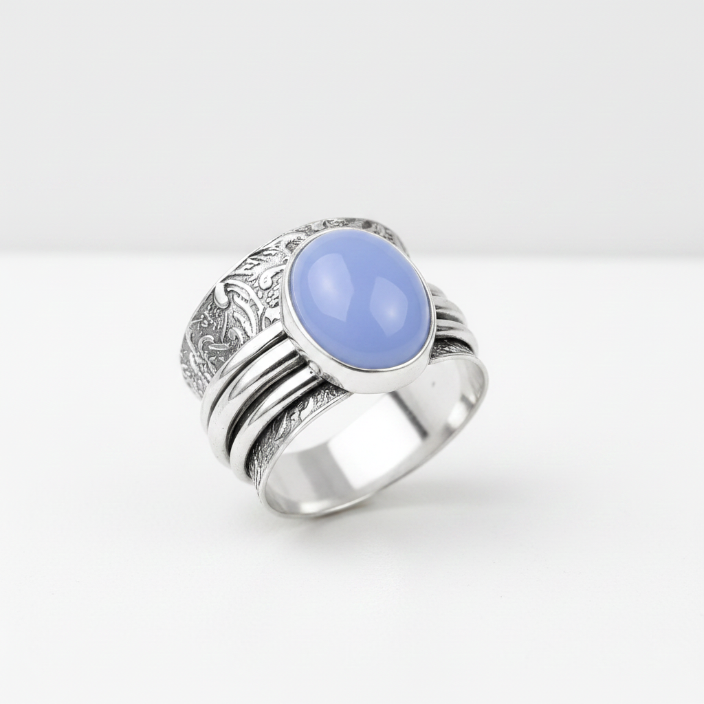 Chalcedony được chế tác thành nhiều loại trang sức như vòng tay, mặt dây chuyền, nhẫn...