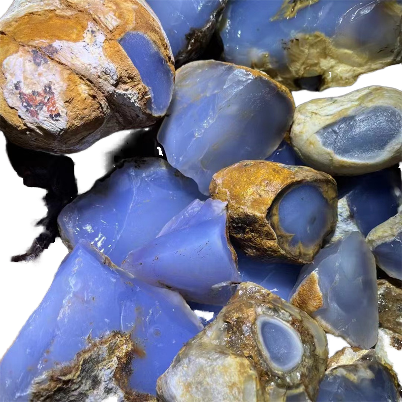 Chalcedony chất lượng cao thường có màu sắc hài hòa, độ bóng tự nhiên và bề mặt mịn đẹp