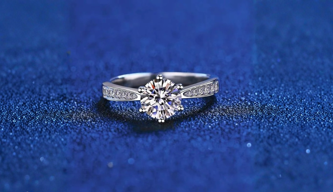 Đá Moissanite được sử dụng làm nhẫn bạc, mang đến vẻ đẹp lấp lánh