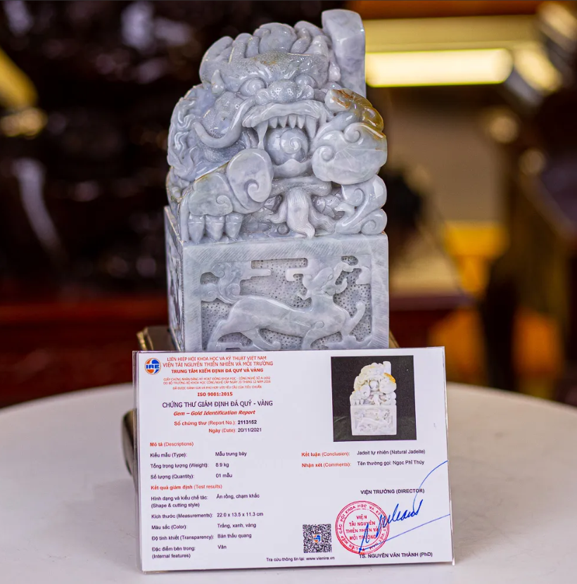 Ấn Rồng Ngọc Phỉ Thúy được chế tác từ khối ngọc xanh trong với phần rồng chạm khắc tinh xảo