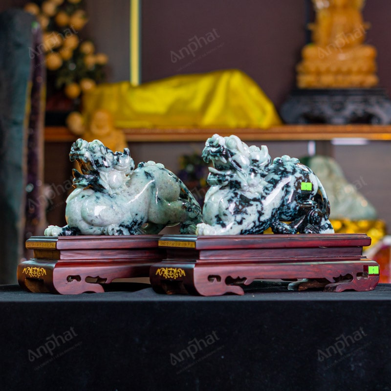 Cặp Tỳ Hưu được chế tác tinh xảo từ ngọc phỉ thúy tự nhiên tượng trưng cho khả năng chiêu tài, giữ lộc