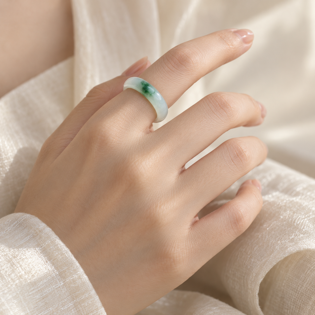 Nhẫn ngọc jade xanh đeo ngón trỏ nổi bật với sắc trắng xanh trong trẻo và vệt xanh tự nhiên