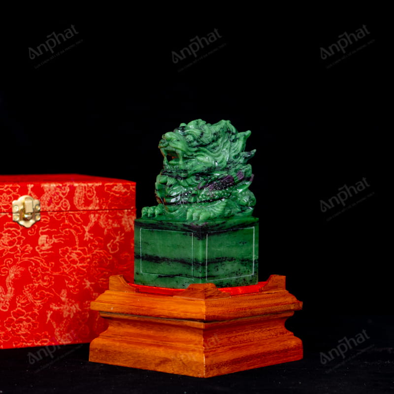 Ấn Rồng Ruby Nam Phi (Zoisite) 2A 2,1kg 015-1442A-2,1